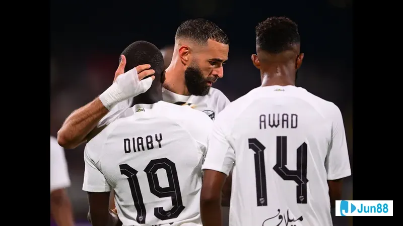 Hai đội Al Wahda và Al Ittihad đang tranh tài gay cấn trên sân cỏ