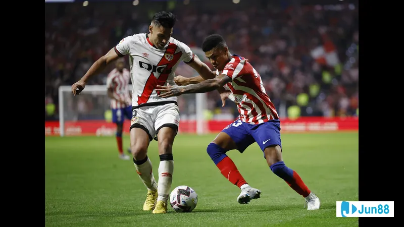 Cầu thủ Atletico Madrid với nỗ lực vượt qua phòng ngự của Rayo Vallecano