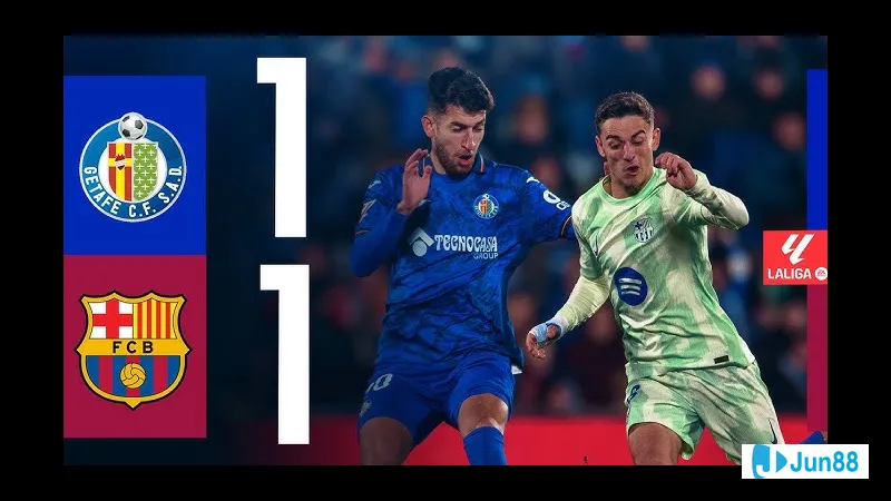 Các cầu thủ Barca và Getafe tranh chấp bóng trước khung thành Các cầu thủ Barca và Getafe tranh chấp bóng trước khung thành