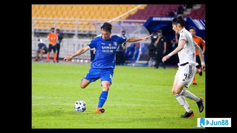 Cầu thủ Busan IPark và Suwon Bluewings chuẩn bị thi đấu