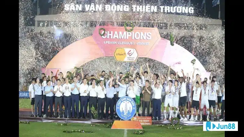 Đội bóng Nam Định trong buổi tập chuẩn bị cho giải đấu