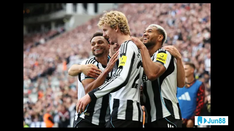 Cầu thủ Newcastle vượt qua cầu thủ Bradford City để tiến lên phía trước trên sân cỏ.