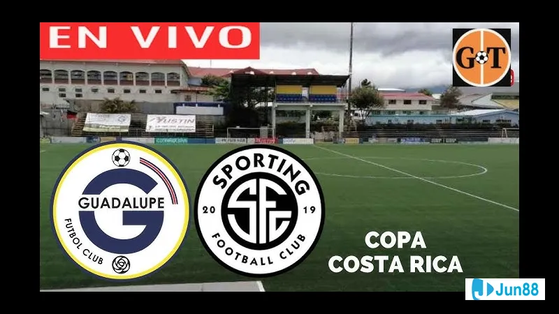 Cầu thủ của Sporting San Jose dùng kỹ thuật cá nhân vượt qua cầu thủ Guadalupe trên sân cỏ