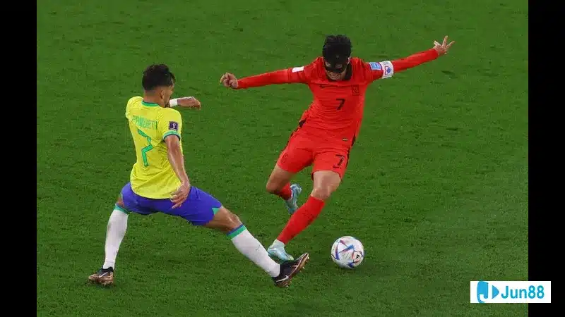 Hàn Quốc cầu thủ ghi bàn vào lưới Brazil với cú sút mạnh từ ngoài vòng cấm Hàn Quốc cầu thủ ghi bàn vào lưới Brazil với cú sút mạnh từ ngoài vòng cấm