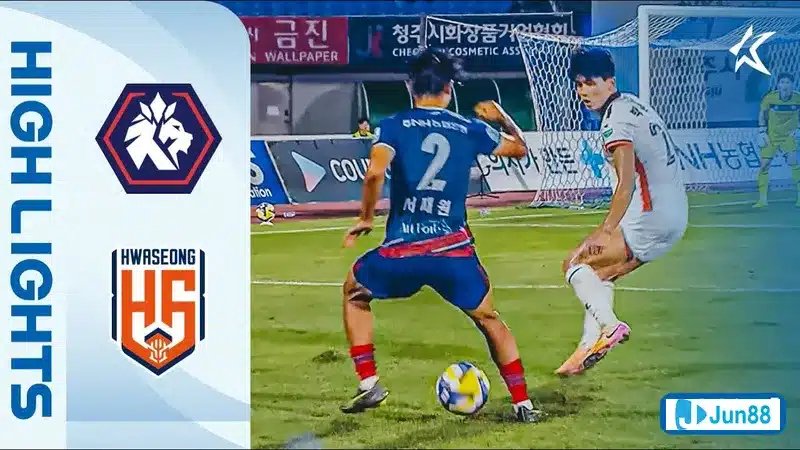 Cầu thủ của đội Hwaseong tấn công mạnh mẽ trước hàng phòng ngự của đội Cheongju.