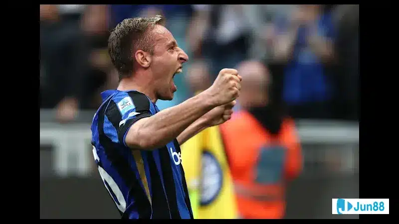 Cầu thủ Inter vượt qua cầu thủ Cremonese trên sân cỏ Cầu thủ Inter vượt qua cầu thủ Cremonese trên sân cỏ