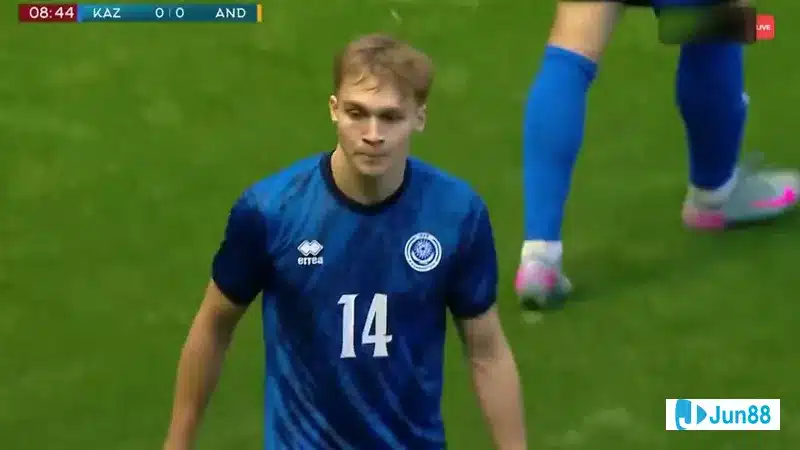 Cầu thủ U21 Andorra với áo đỏ đang chống đỡ trước sự áp đảo từ cầu thủ U21 Kazakhstan