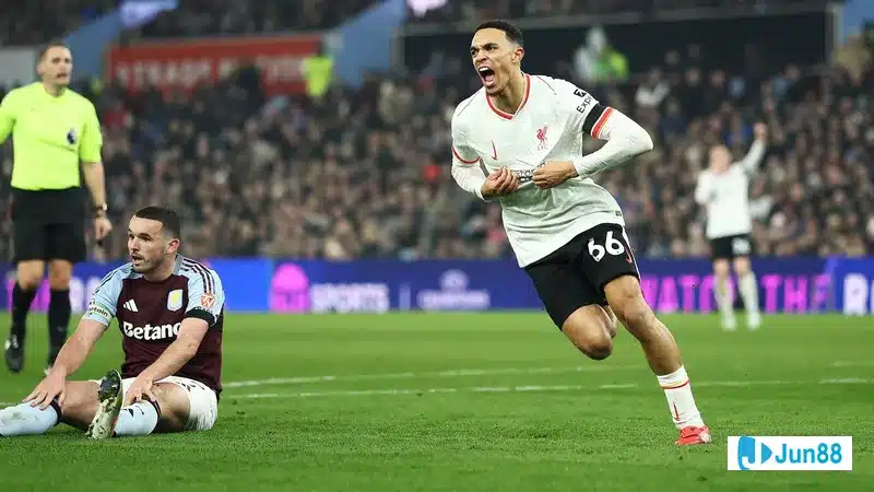 Cầu thủ Liverpool với áo đỏ tấn công vào phần khung thành của Aston Villa với áo xanh