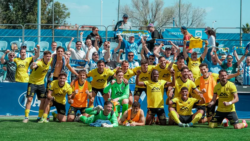 Cầu thủ Baleares đang giao bóng trước sự áp đảo của cầu thủ Espanyol Cầu thủ Baleares đang giao bóng trước sự áp đảo của cầu thủ Espanyol