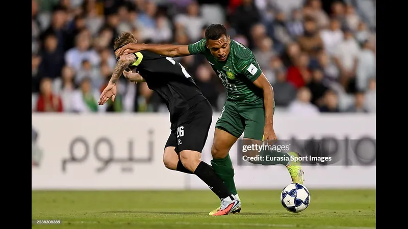 Cầu thủ của Beijing Guoan vượt qua cầu thủ của Macarthur FC trong trận đấu bóng đá Cầu thủ của Beijing Guoan vượt qua cầu thủ của Macarthur FC trong trận đấu bóng đá