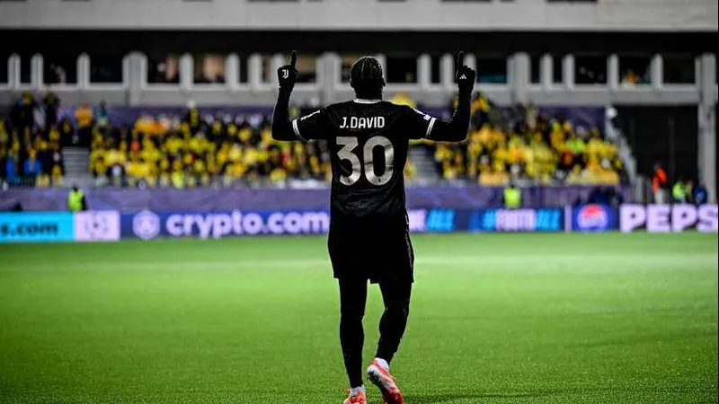 Cầu thủ Juventus chạy nhanh để giành quả bóng trước hậu vệ của đội Pafos