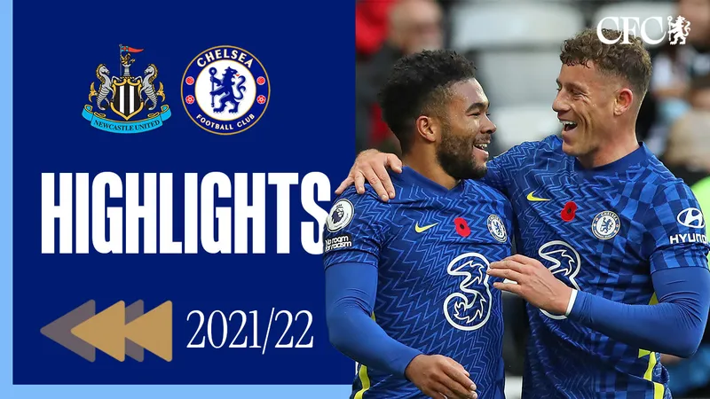 Cầu thủ Newcastle với bóng trước cầu thủ Chelsea trong trận đấu Cầu thủ Newcastle với bóng trước cầu thủ Chelsea trong trận đấu