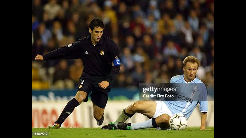 Cầu thủ của Real Madrid với sự tập trung cao độ trong trận đấu với Celta Vigo
