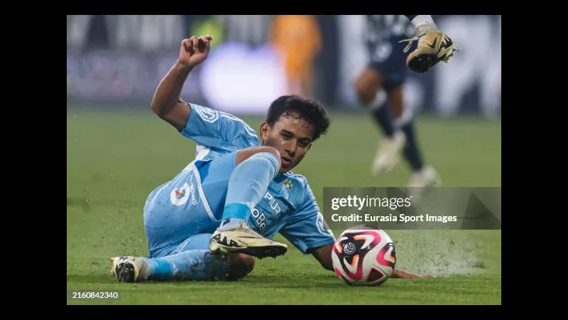 Cầu thủ của Sporting Cristal đang tung cú đá mạnh vào khung thành của Alianza Lima