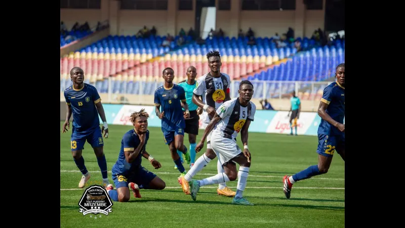 Tanganyika và Malole đang tranh chấp quả đá trên sân cỏ