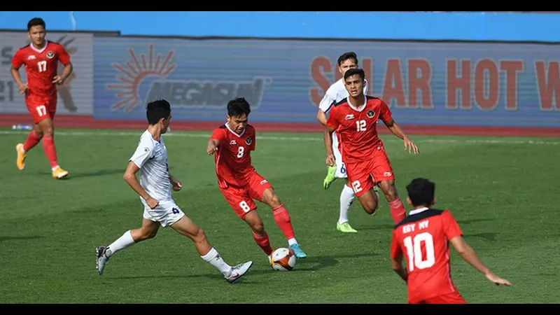 Cầu thủ U22 Philippines với sự quyết tâm chạy nhanh vượt qua cầu thủ U22 Indonesia để tiến…