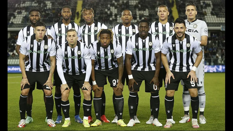 Cầu thủ Udinese chạy nhanh trước sự áp đảo của Verona