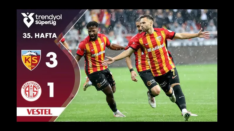 Cầu thủ của Kayserispor và Antalyaspor đang nỗ lực giành chiến thắng. Cầu thủ của Kayserispor và Antalyaspor đang nỗ lực giành chiến thắng.