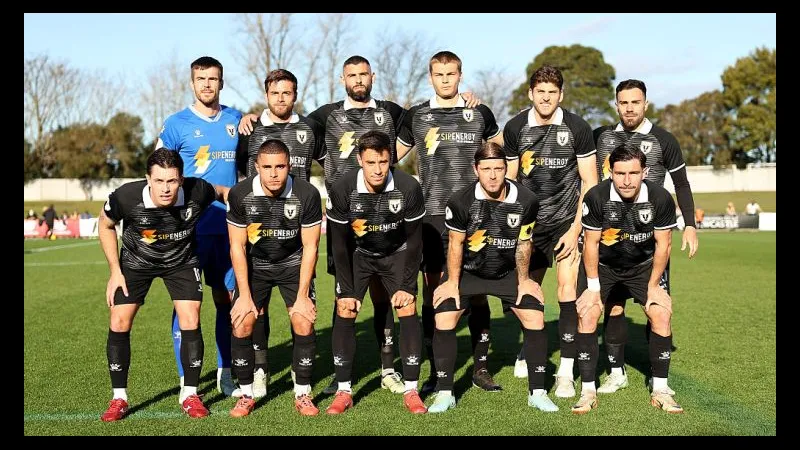 Hậu vệ Macarthur FC tạt bóng từ cánh trái trong trận đấu với Bangkok United Hậu vệ Macarthur FC tạt bóng từ cánh trái trong trận đấu với Bangkok United