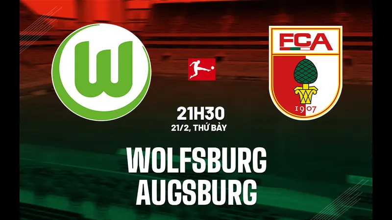 Cầu thủ của Wolfsburg và Augsburg tranh chấp bóng trên sân Cầu thủ của Wolfsburg và Augsburg tranh chấp bóng trên sân