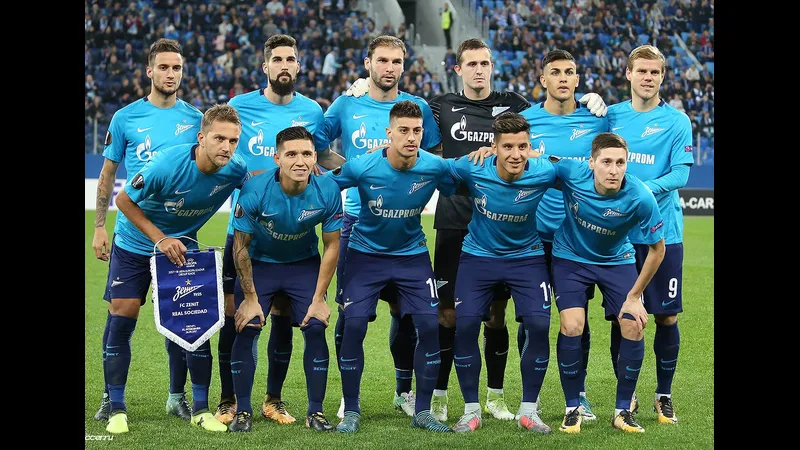 Cầu thủ Zenit vượt qua phòng ngự của CSKA Moscow