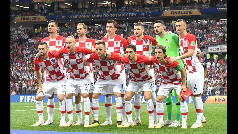 Cầu thủ Colombia và Croatia tranh chấp bóng trên sân cỏ - Dự đoán phạt