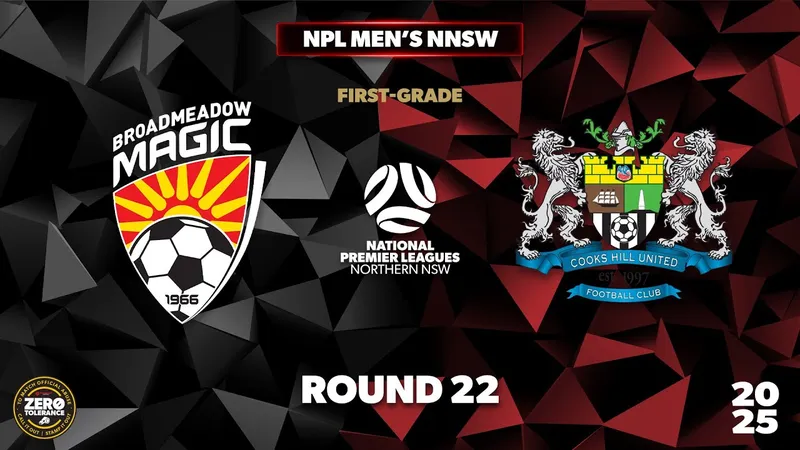Cầu thủ Broadmeadow Magic đang thực hiện cú sút mạnh vào khung thành của Cooks Hill United