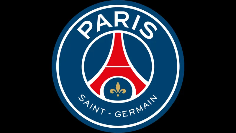 Cầu thủ PSG nỗ lực chặn bóng khỏi vị trí nguy hiểm của Bayern Munich